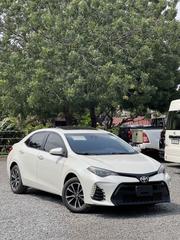 Toyota Corolla XLE (1.8L 4cyl 2A) 2018 White for sale