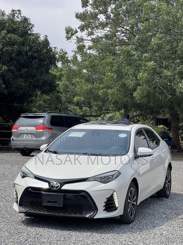 Toyota Corolla XLE (1.8L 4cyl 2A) 2018 White