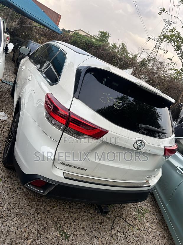 Toyota Highlander XLE 4x4 V6 (3.5L 6cyl 8A) 2018 White
