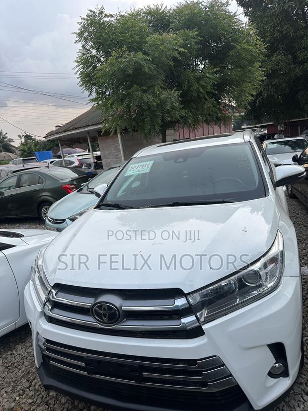 Toyota Highlander XLE 4x4 V6 (3.5L 6cyl 8A) 2018 White