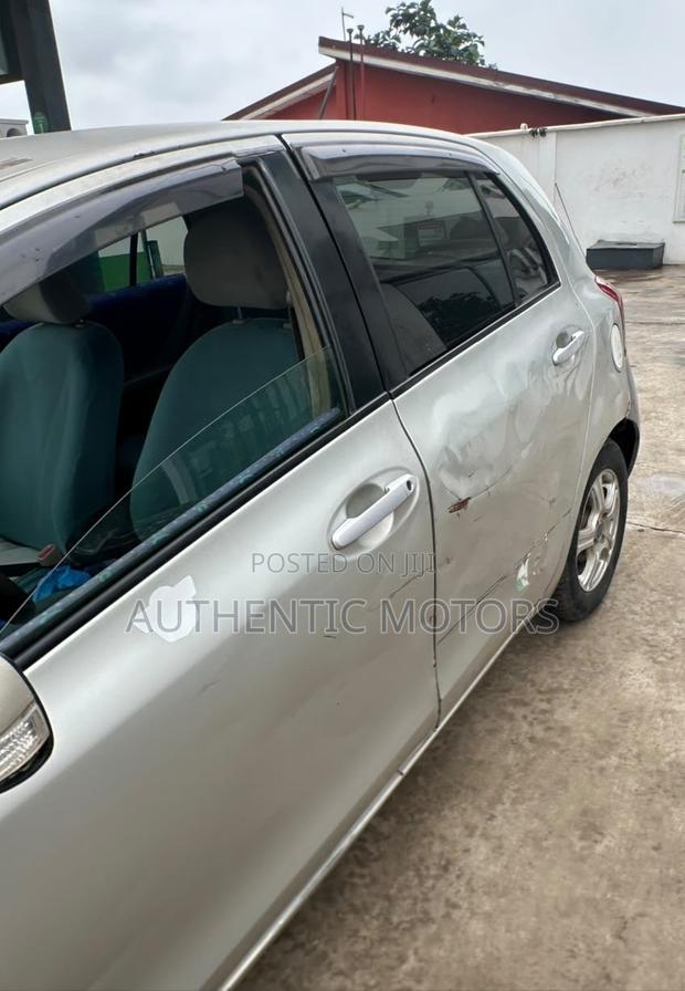 Toyota Vitz 2010 Silver