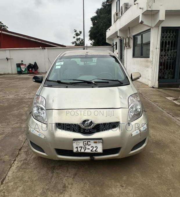 Toyota Vitz 2010 Silver
