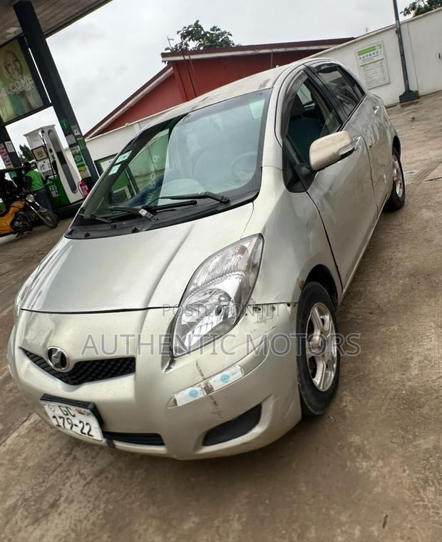 Toyota Vitz 2010 Silver