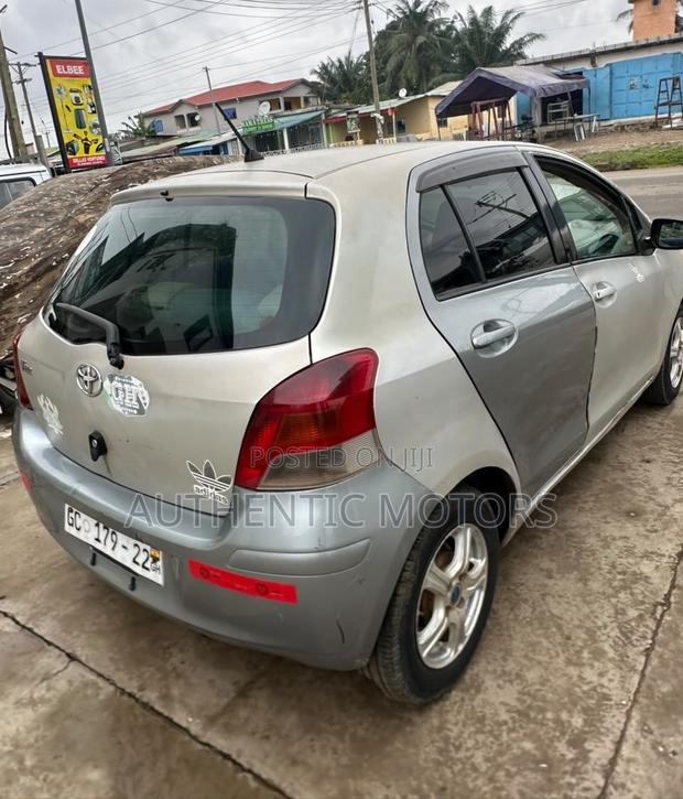 Toyota Vitz 2010 Silver