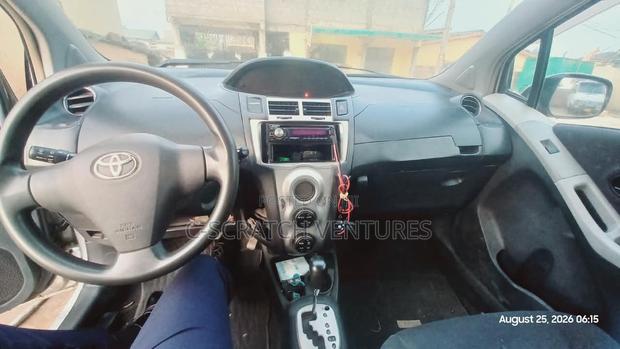Toyota Vitz 2009 Silver