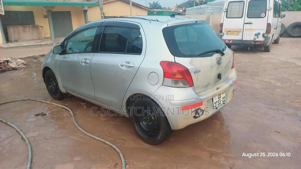 Toyota Vitz 2009 Silver
