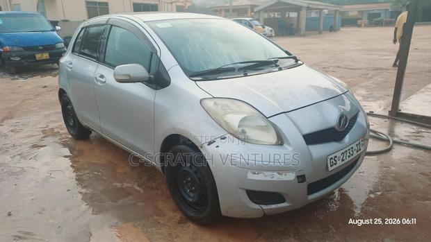 Toyota Vitz 2009 Silver