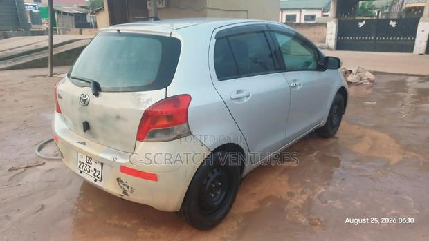 Toyota Vitz 2009 Silver