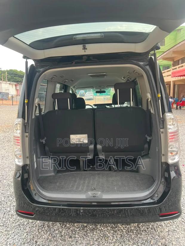 Toyota Voxy 2010 Black
