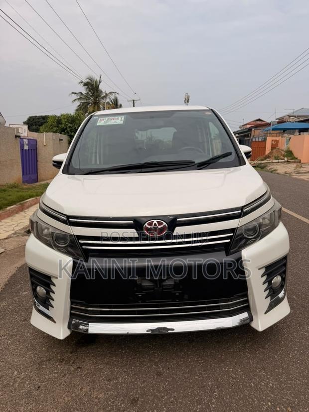 Toyota Voxy V 4WD 8-Seater 2015 White