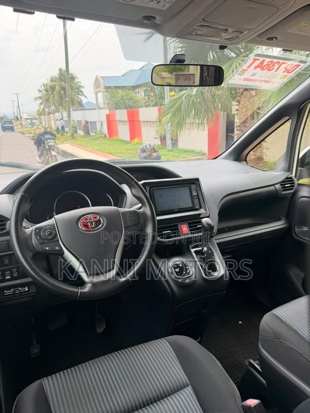 Toyota Voxy V 4WD 8-Seater 2015 White