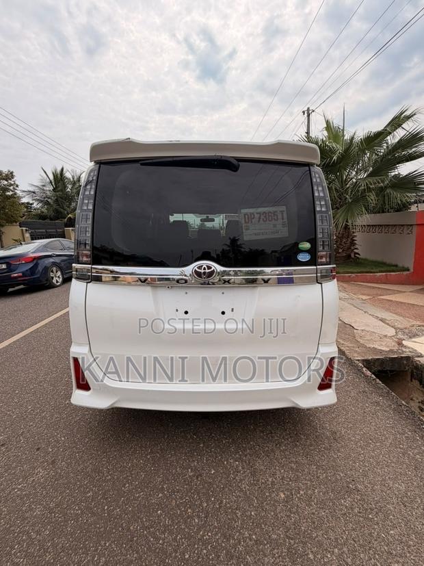 Toyota Voxy V 4WD 8-Seater 2015 White