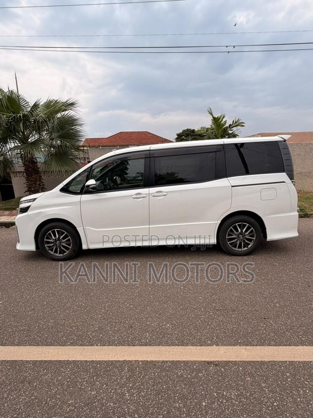 Toyota Voxy V 4WD 8-Seater 2015 White