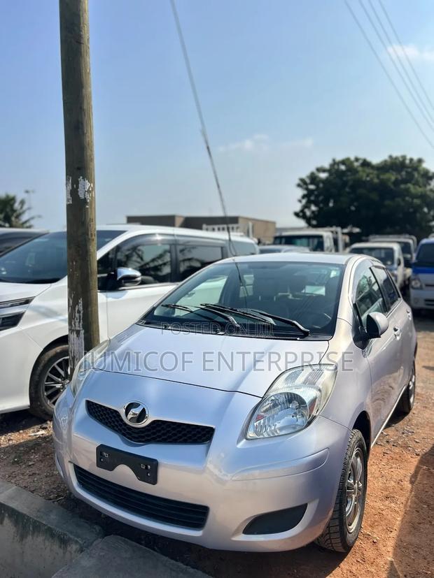 Toyota Vitz 2010 Silver