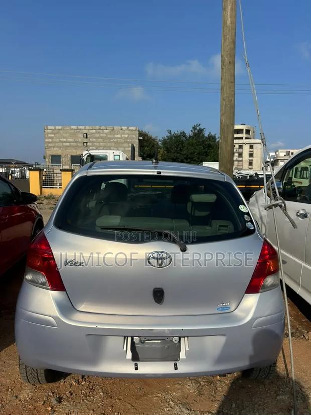 Toyota Vitz 2010 Silver