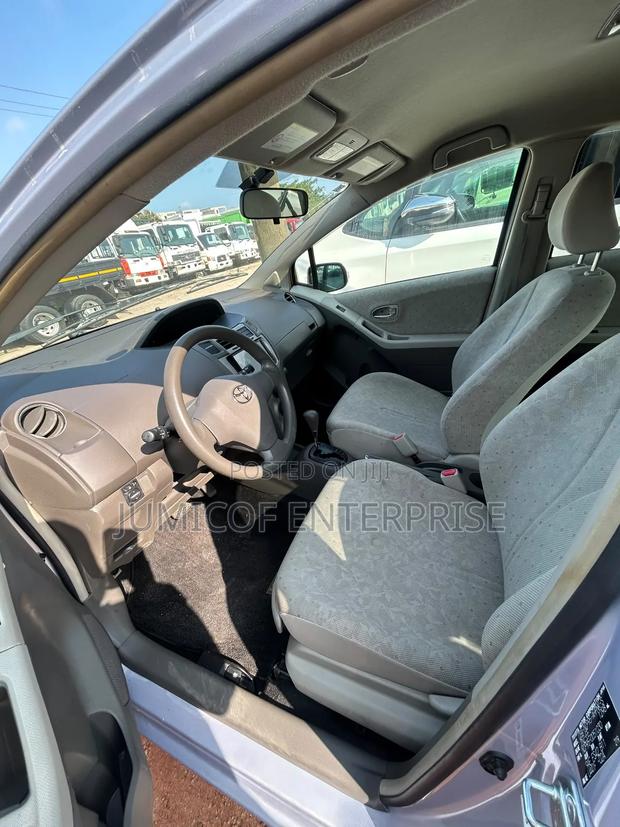 Toyota Vitz 2010 Silver