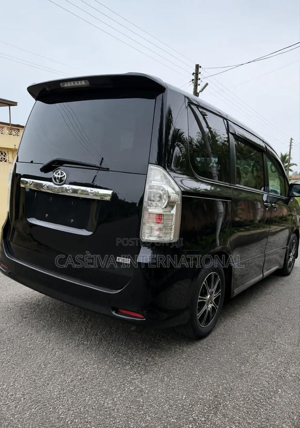 Toyota Voxy 2012 Black
