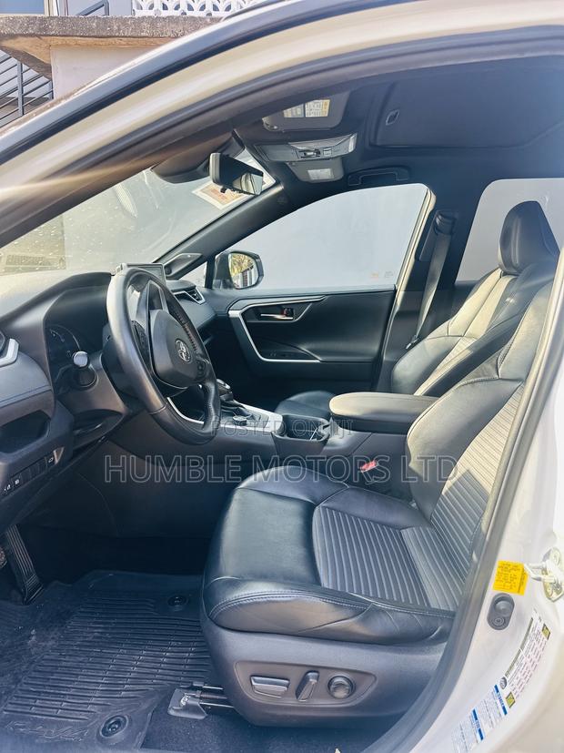 Toyota RAV4 2021 White