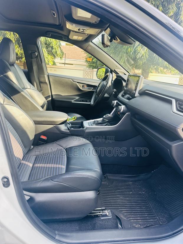 Toyota RAV4 2021 White