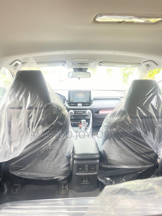 Toyota RAV4 XLE 2021 Silver
