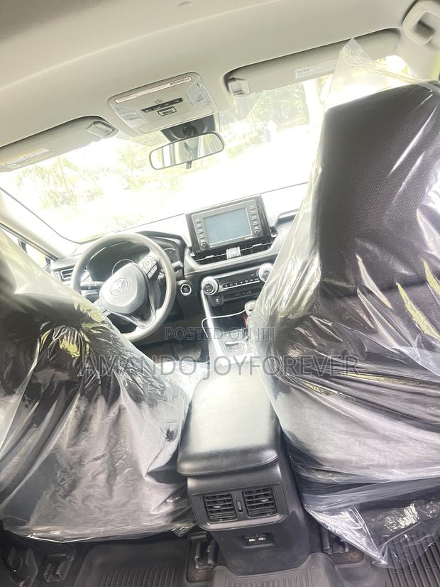 Toyota RAV4 XLE 2021 Silver