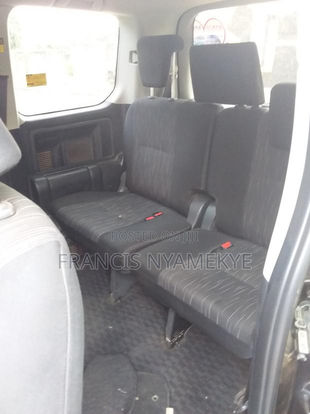 Toyota Voxy 2013