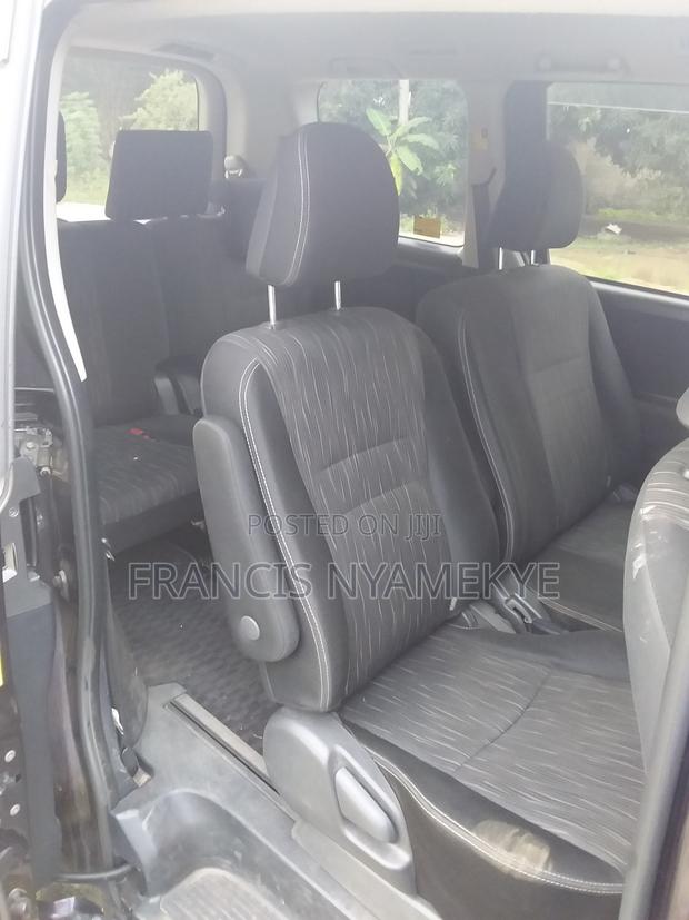 Toyota Voxy 2013