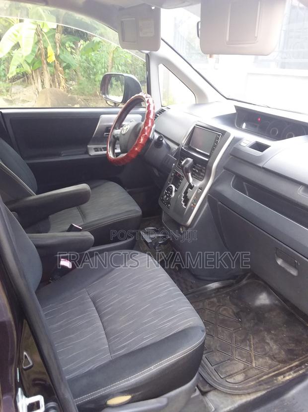 Toyota Voxy 2013