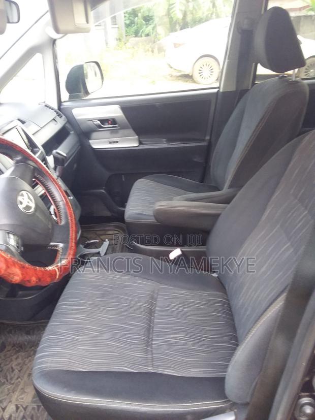 Toyota Voxy 2013