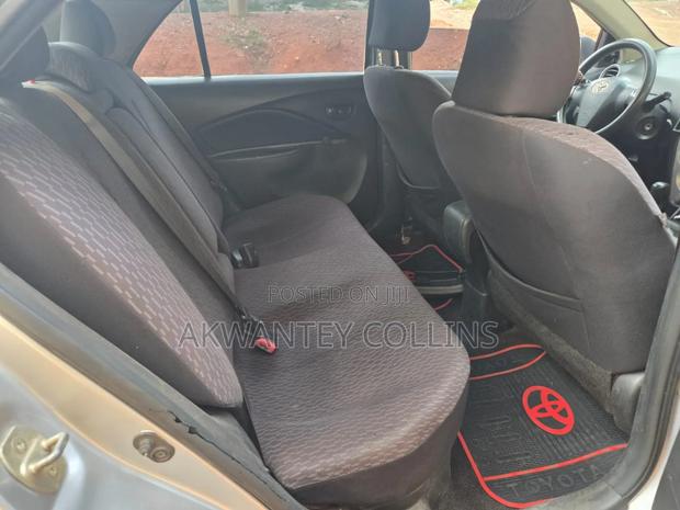 Toyota Yaris 2011 Silver