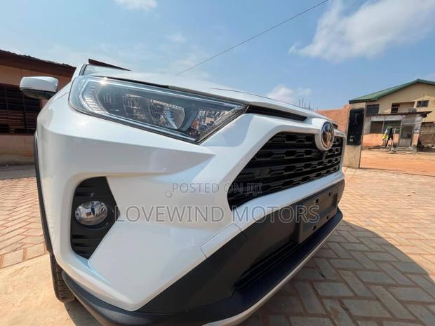 Toyota RAV4 LE 2025 White