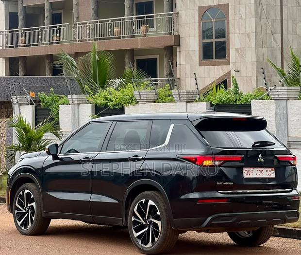 Mitsubishi Outlander 2022 Black