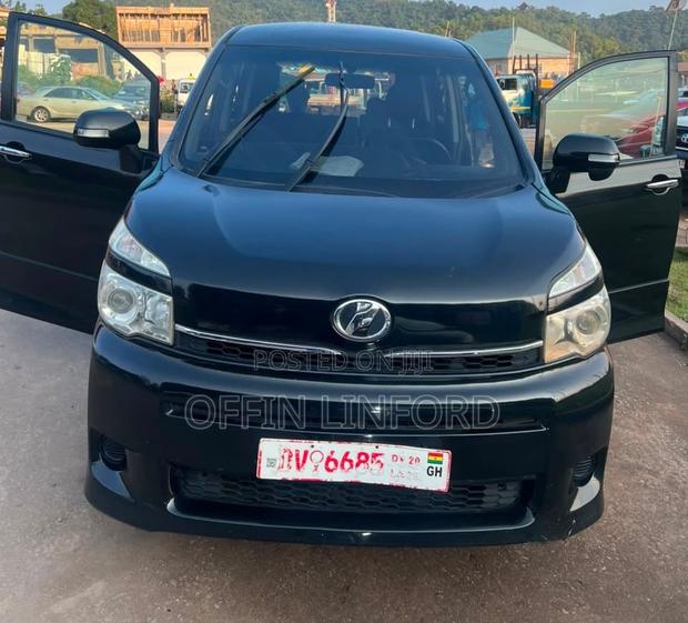 Toyota Voxy X 4WD 8-Seater 2012 Black