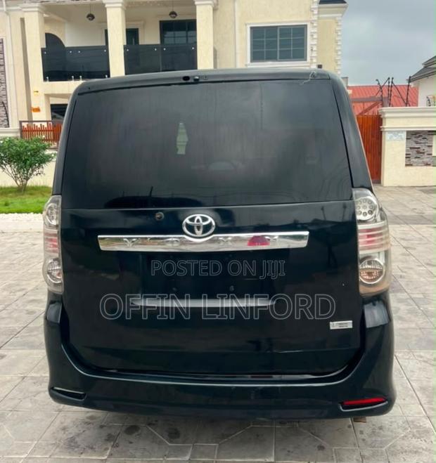 Toyota Voxy X 4WD 8-Seater 2012 Black