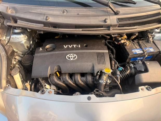 Toyota Vitz 1.3 FWD 5dr 2010 Gray