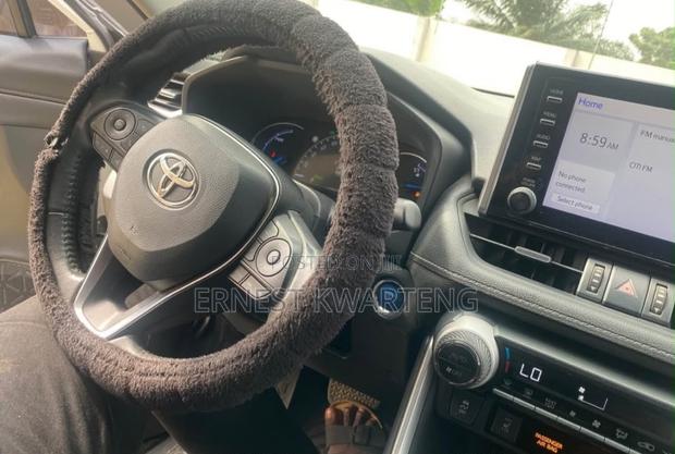 Toyota RAV4 2021 White