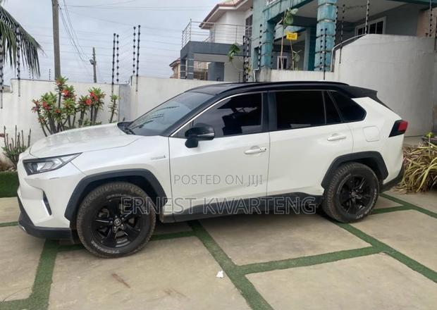Toyota RAV4 2021 White