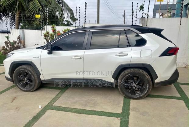 Toyota RAV4 2021 White
