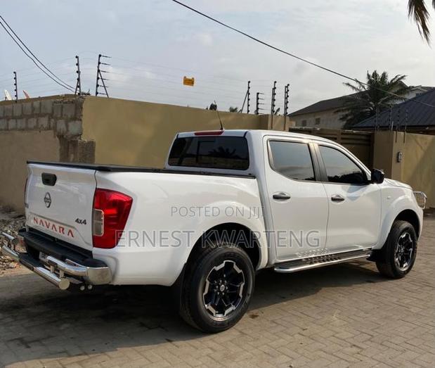 Nissan Navara 2024 White