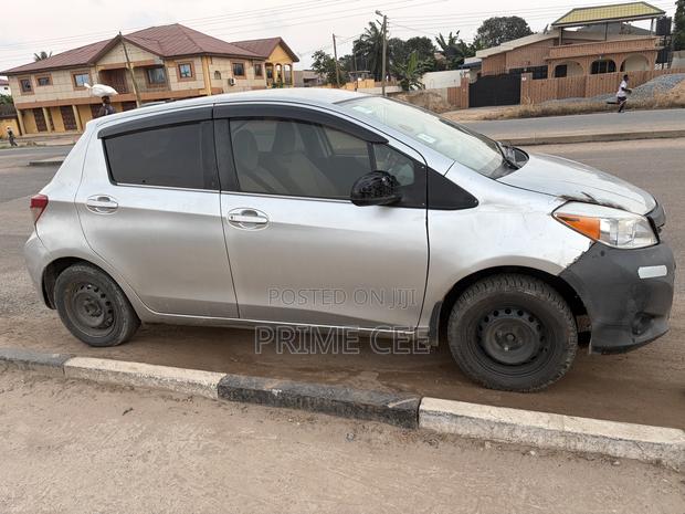 Toyota Vitz 2012 Silver