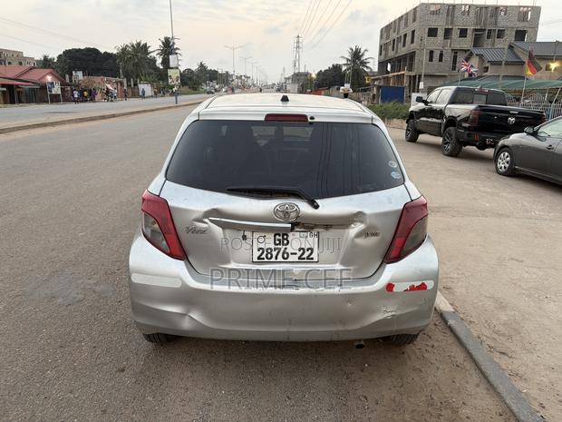 Toyota Vitz 2012 Silver