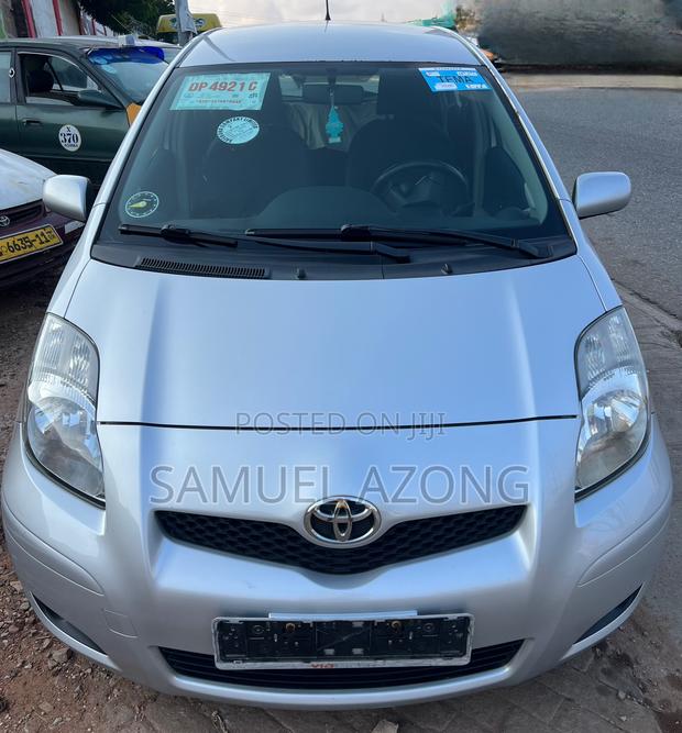 Toyota Yaris Base Hatchback 5dr 2010 Silver