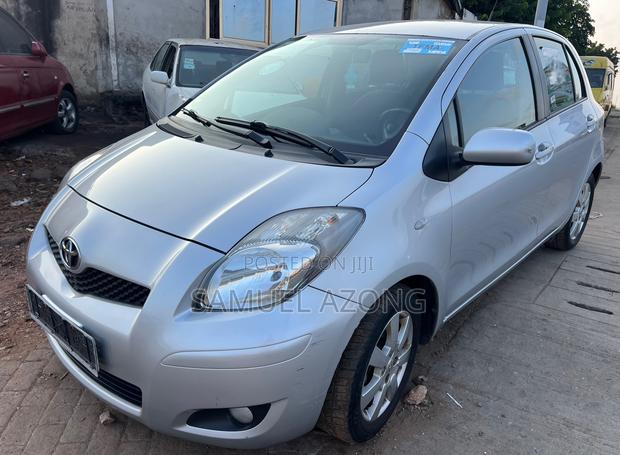 Toyota Yaris Base Hatchback 5dr 2010 Silver