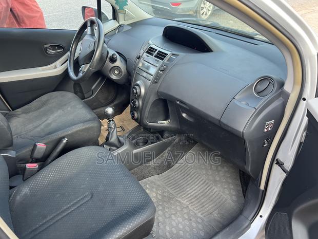 Toyota Yaris Base Hatchback 5dr 2010 Silver