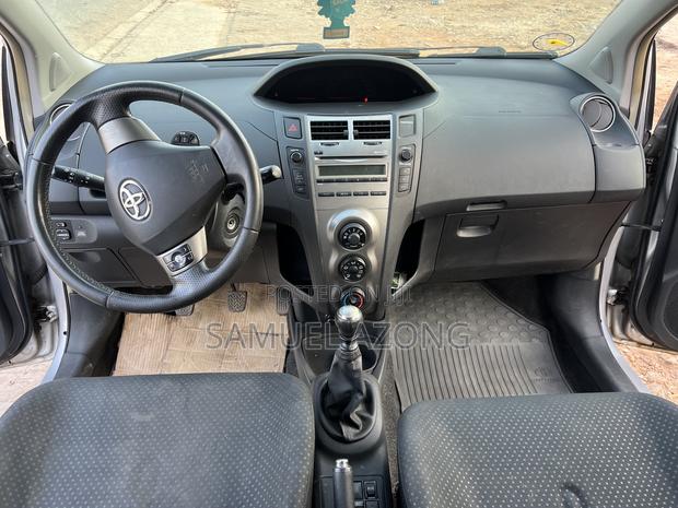 Toyota Yaris Base Hatchback 5dr 2010 Silver