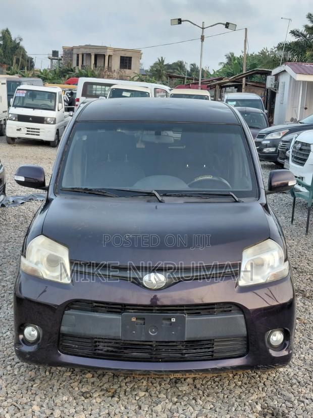 Toyota Sienta 2012 Brown