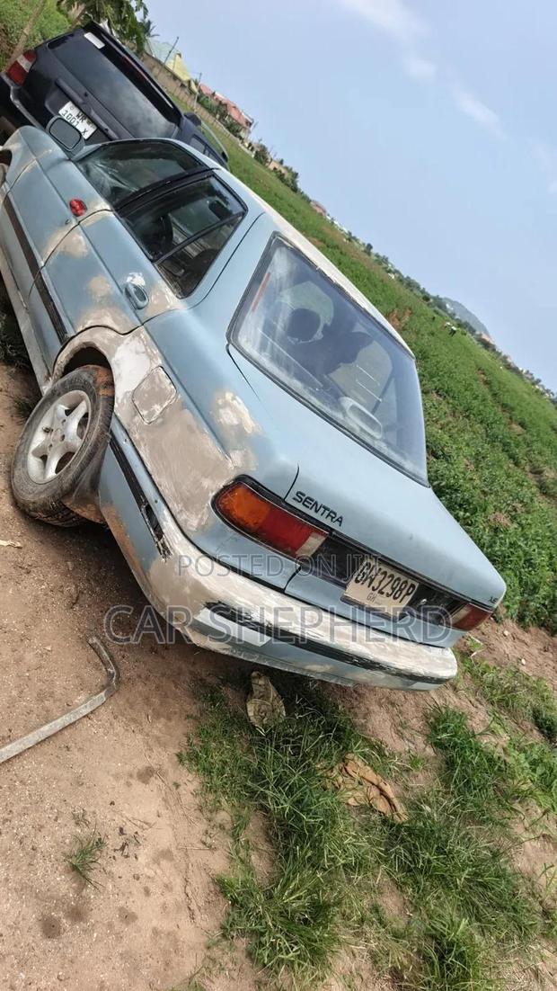 Nissan 100 1993 Blue