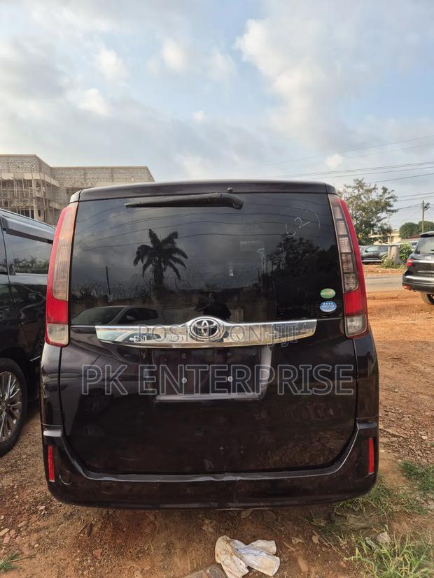 Toyota Noah 2015 Brown