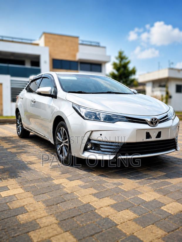 Toyota Corolla XLE (1.8L 4cyl 2A) 2019 Silver