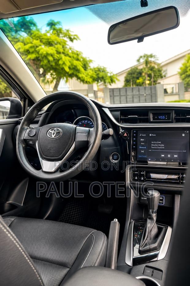 Toyota Corolla XLE (1.8L 4cyl 2A) 2019 Silver